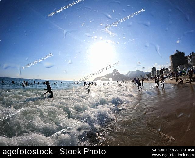 17 January 2023, Brazil, Rio de Janeiro: People enjoy a day on Copacabana beach in high temperatures. On Sunday, the so-called felt temperature in the Brazilian...