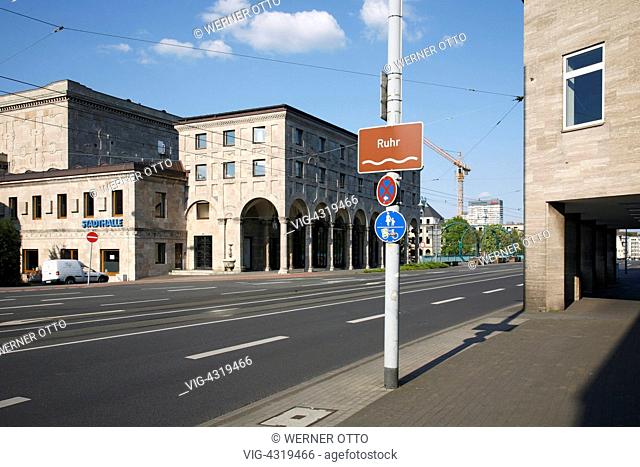 D-Muelheim an der Ruhr, Ruhrgebiet, Nordrhein-Westfalen, NRW, Stadtansicht, Stadtzentrum, Stadthalle, Schlossbruecke, Verkehrsstrasse, Hinweisschild -Ruhr-