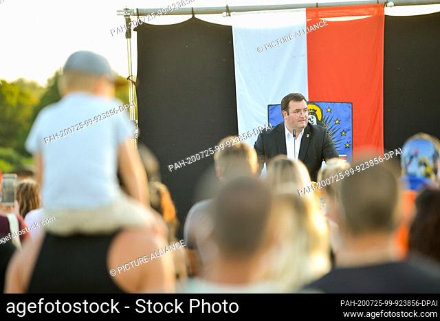 25 July 2020, Saxony-Anhalt, Querfurt: The mayor of Querfurt, Andreas Nette, gives a speech. Around 400 people held a vigil on Saturday evening in Querfurt...