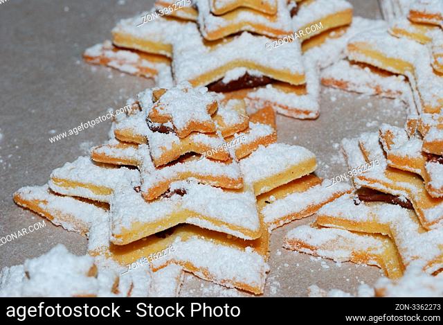 viele kekse in stern form mit staubzucker zu weihnachten