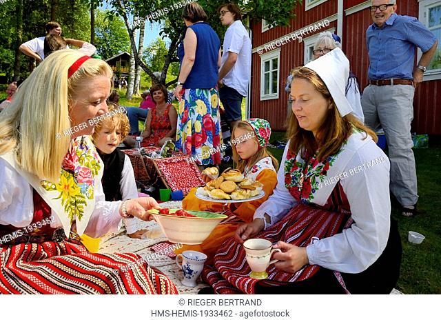 Sweden, Dalarna County, Leksand area, Midsummer celebrations in the tiny hamlet of Sunnanang, picnic