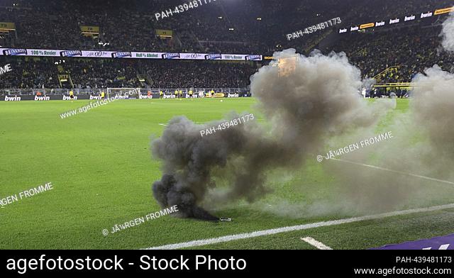 firo: 09.12.2023 Football, Soccer, 1st Bundesliga First League BVB Borussia Dortmund - RB Leipzig 2:3 Smoke bomb Smoke on lawn, BVB