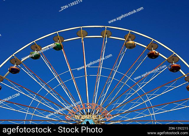 Leere Gondeln an einem Riesenrad / Vacant gondolas of a Ferris wheel