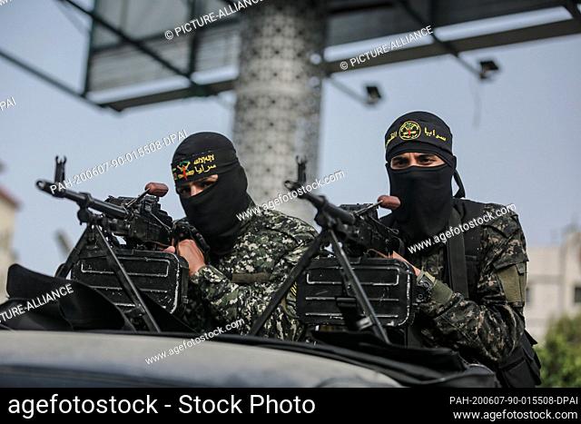 07 June 2020, Palestinian Territories, Gaza City: Members of the Palestinian Islamic Jihad militant group take part in a symbolic funeral for the movement's...