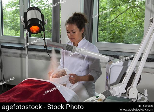 Facial compress in combination with the steamer and a Hydrosun coloured light therapy in practical lessons. Training as a beautician at the vocational school