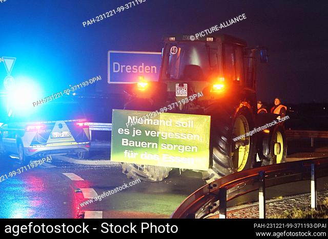 21 December 2023, Thuringia, Gera: Farmers and their tractors block the access road to highway 4 at the Gera-Leumnitz junction