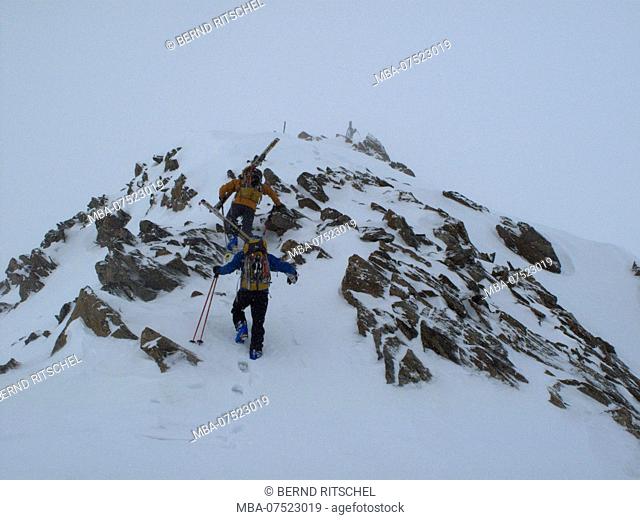 Mountaineers, ski tour to Mittlerer Guslarspitze Peak, Ötztal Alps, Tyrol, Austria