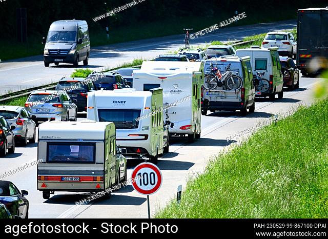 29 May 2023, Schleswig-Holstein, Ratekau: Numerous motor homes, caravans and cars are stuck in traffic jams on the A1 autobahn