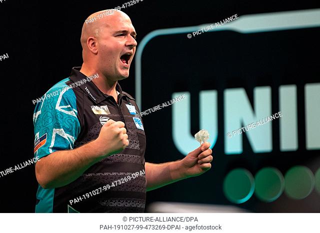 27 October 2019, Lower Saxony, Göttingen: Darts: PDC European Championship, semi-final in the Lokhalle. Rob Cross from England gestures in the game against...