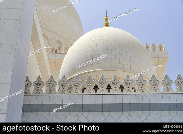 Exterior view of the Sheikh Zayed Mosque. Abu Dhabi. United Arab Emirates