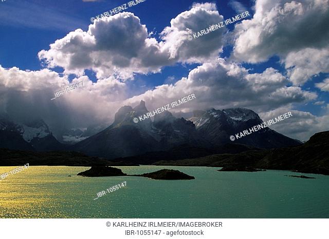 Laguna Pehoe, Cuernos del Paine, Torres del Paine National Park, Patagonia, Chile, South America