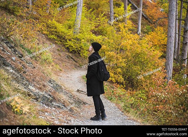 Mujer joven en el bosque de otoño