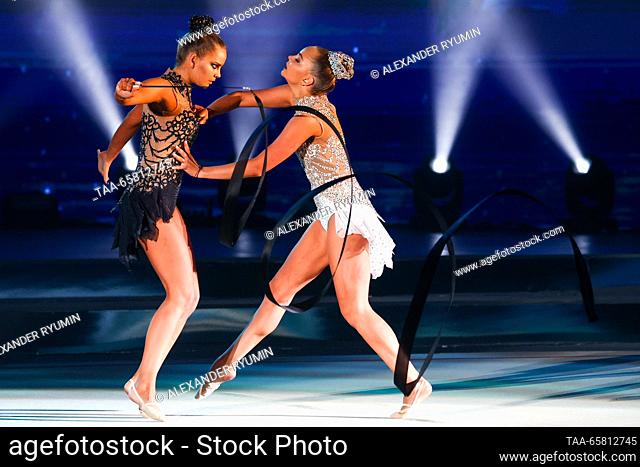 RUSSIA, NIZHNY NOVGOROD - DECIEMBRE 16, 2023: Gimnastas Rhythmic Dina Averina (L) y Arina Averina realizan durante el show de gimnasia del Lago Swan en el...