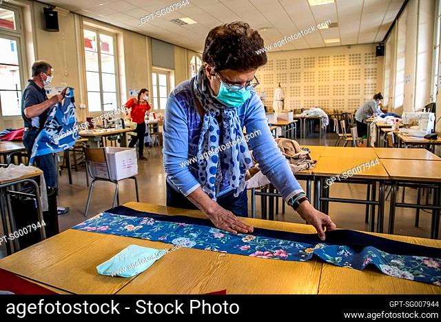 WORKSHOP MAKING BLOUSES FROM USED FABRICS – TABLECLOTHRS, SHEETS - FOR THE HOSPITALS OF SAINT MAURICE, HOPITAL NATIONAL OF SAINT MAURICE (94), VAL DE MARNE