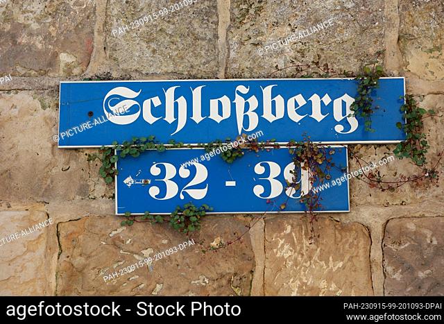 14 September 2023, Saxony-Anhalt, Quedlinburg: View of a street sign on Schloßberg in Quedlinburg. Parts of the Quedlinburg cathedral treasure