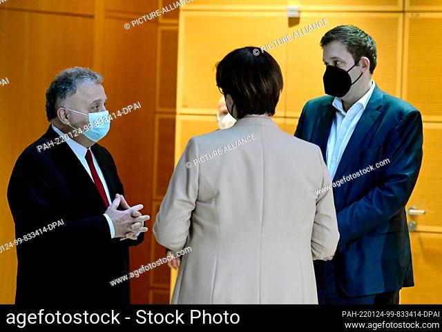 24 January 2022, Berlin: Jeremy Issacharoff (l), Israel's ambassador to Germany, talks with Saskia Esken (m) and Lars Klingbeil (r), chairmen of the SPD