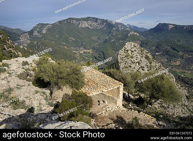 cima de Sa Gubia Mirador y refugio de Leandre Ximenis , detras el Puig de Son Nasi y la sierra de Alfabia, Paraje natural de la Serra de Tramuntana, Mallorca
