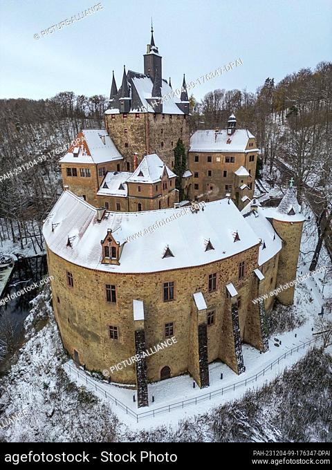 04 December 2023, Saxony, Kriebstein: The roofs of Kriebstein Castle are covered in snow. Built in the 14th century, the castle is considered the most beautiful...