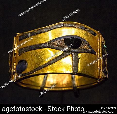 Egypt, Cairo, Tutankhamon jewellery, from his tomb in Luxor : Bracelet with Udjat eye. Gold, lapis-lazuli and obsidian
