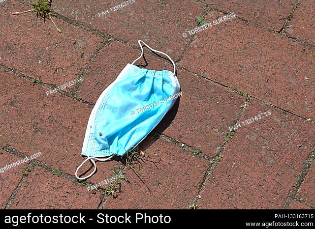 16.06.2020, Schleswig, a carelessly thrown away, used mouth and nose mask on a paved path at the town hall in Schleswig. | usage worldwide