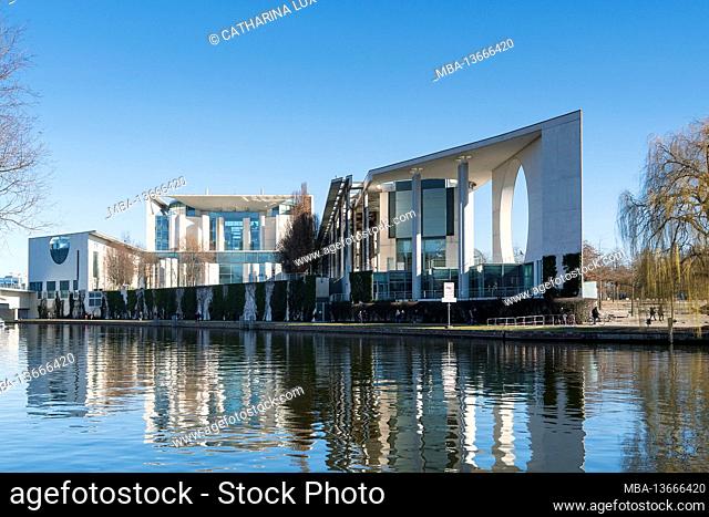 Berlin, Tiergarten, Magnus-Hirschfeld-Ufer, riverside promenade, view over the Spree to the Federal Chancellery