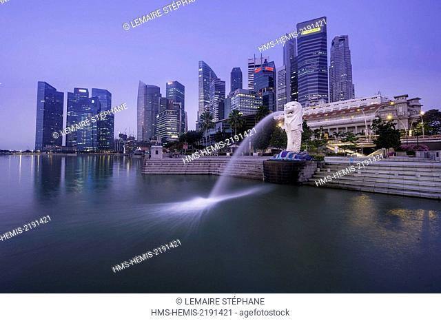 Singapore, city center, financial district with its skylines, Merlion parc, emblem of the city half-lion half-fish