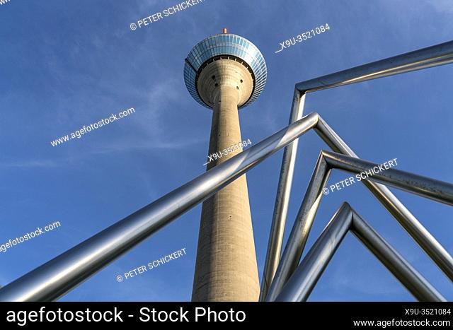 Fernsehturm Rheinturm und Energie-Pyramide am Parlamentsufer, Landeshauptstadt Duesseldorf, Nordrhein-Westfalen, Deutschland