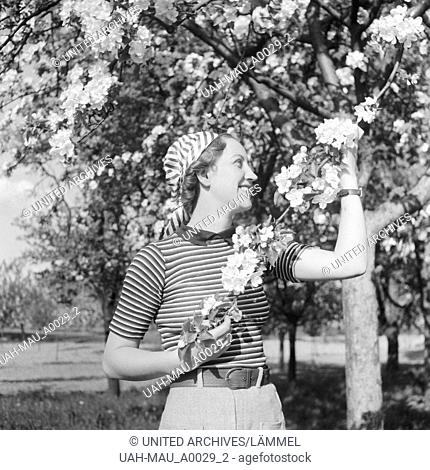 Junge Frau im Frühling, Deutschland 1930er Jahre. Young woman in springtime, Germany 1930s