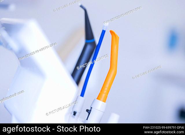 23 October 2023, North Rhine-Westphalia, Mönchengladbach: Tools of a dentist are seen in a treatment room at Dr. Kranz's dental office
