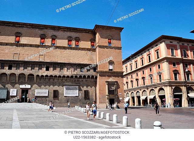 Bologna (Italy): Piazza del Nettuno, at the corner of via Rizzoli/via Ugo Bassi and via dell’Indipendenza