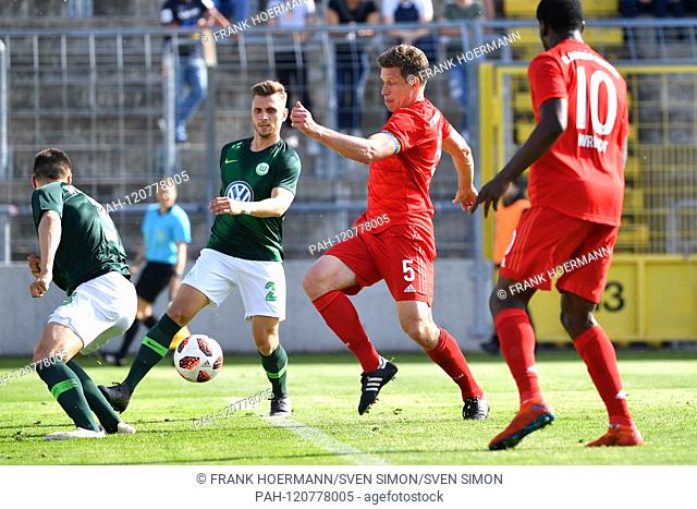 Nicolas FELDHAHN (FCB), action, duels versus Davide Jerome ITTER (WOB) and Dominik FRANK (WOB). Soccer Regional League, promotion to the 3rd league