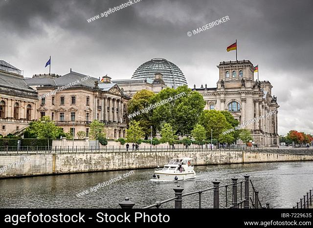 Reichstag with dark clouds, Tiergarten, Mitte, Berlin, Germany, Europe