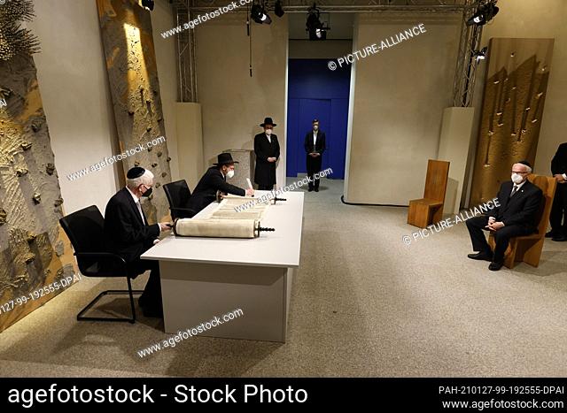 27 January 2021, Berlin: Josef Schuster (l), President of the Central Council of Jews in Germany, takes part next to Rabbi Shaul Nekrich and opposite politician...