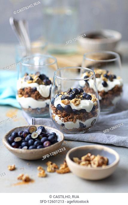 Granola tiramisu with quark and blueberries