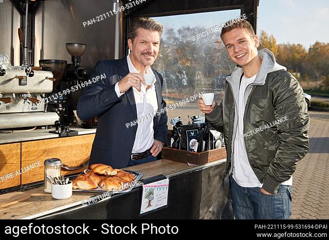 14 November 2022, Lower Saxony, Lüneburg: Actors Hardy Krüger Jr. (l) as Ralf, and Maurice Pawlewski as Marvin Köpke stand at a mobile café booth during a photo...