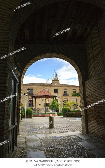 Through Arco De Alcocer of Arévalo we see the roundabout of the musicians and the facade of the town hall