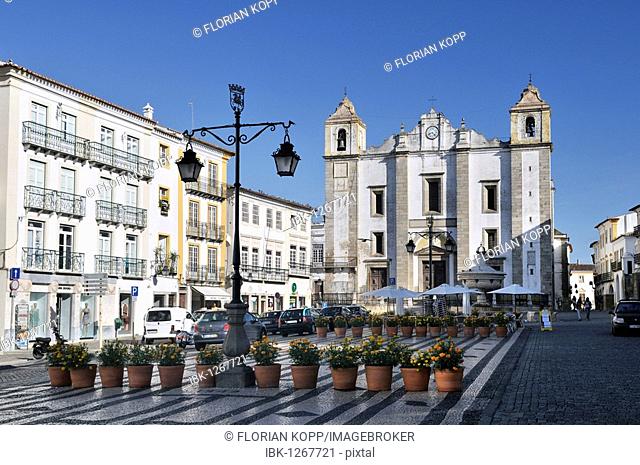 Praca do Giraldo square with the church Igreja de Sao Antao, Evora, UNESCO World Heritage Site, Alentejo, Portugal, Europe