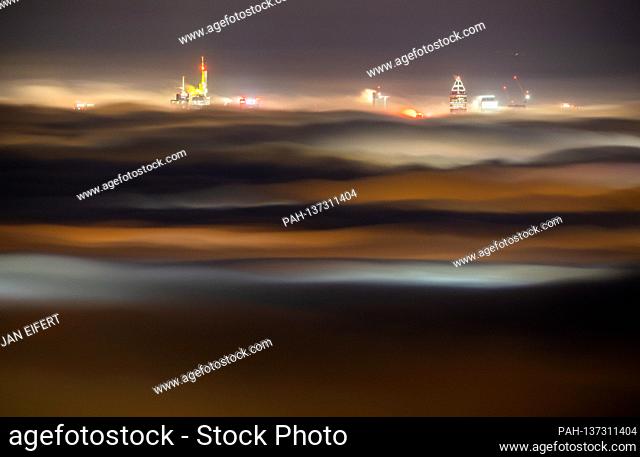 November 12th, 2020, Konigstein (Hessen): The Frankfurt skyline rises up from a sea of fog in the late evening shortly before withteraftert from the Falkenstein...