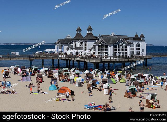 Holidaymakers at the pier, Baltic resort Sellin, island of Rügen, Mecklenburg-Western Pomerania, Germany, Europe