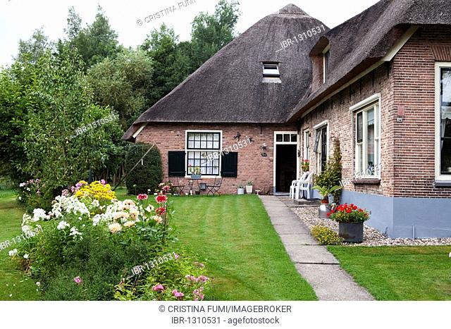 Traditional Dutch housing with garden, Giethoorn, Flevoland, Netherlands, Europe