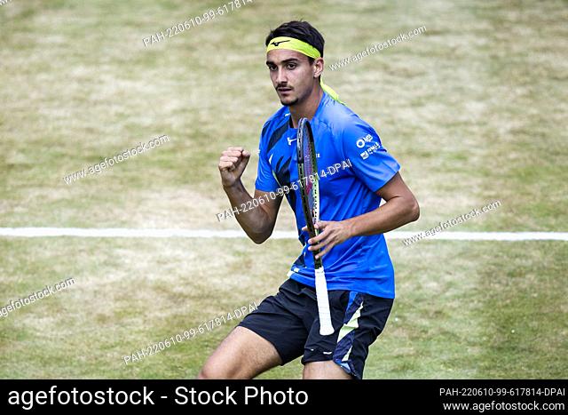 10 June 2022, Baden-Wuerttemberg, Stuttgart: Tennis: ATP Tour - Stuttgart, Doubles, Men, Quarterfinals. Sonego (Italy) - Berrettini (Italy)