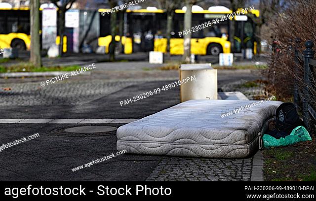 PRODUCTION - 02 February 2023, Berlin: A discarded mattress and a damaged wardrobe lie on a sidewalk in Berlin. Photo: Philipp Znidar/dpa-Zentralbild/dpa