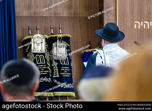 10 December 2023, Saxony-Anhalt, Magdeburg: Daniel Fabien, Rabbi of Saxony-Anhalt, prays in front of the Torah scrolls during the grand opening of the New...