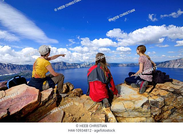 Pacific Northwest, Cascade Mountains, Oregon, USA, United States, America, Crater Lake, National Park, teenager, hiker, Garfield Peak, sitting, vista point