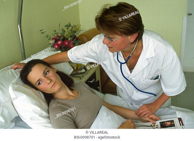 WOMAN HOSPITAL PATIENT W. NURSE<BR>Nurse and model