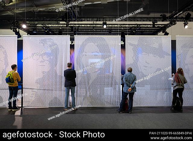 20 October 2021, Hessen, Frankfurt/Main: Visitors stand in front of the studio of the event series ""The Blue Sofa"" on the first day for trade visitors at the...