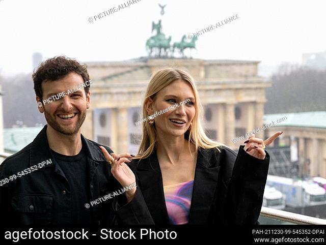 30 December 2021, Berlin: The band ""Glasperlenspiel"" with Daniel Grunenberg and Carolin Niemczyk stands on the terrace of the Academy of Arts in front of the...