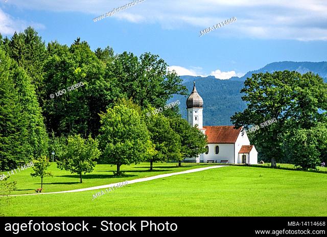 germany, bavaria, upper bavaria, pfaffenwinkel, penzberg, landscape at the huber see with lifting chapel