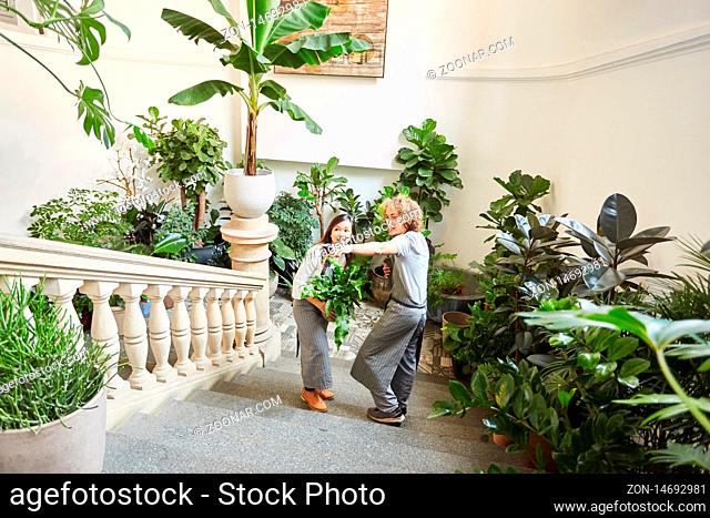 Zwei Floristen von Eventfloristik bei Catering für Hochzeit mit vielen grünen Pflanzen
