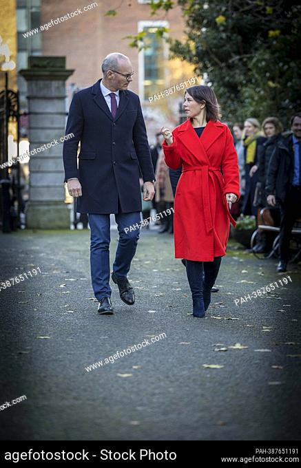 Annalena Baerbock (Alliance 90/The Greens), Federal Foreign Minister, with Irish Foreign Minister Simon Coveney. Here in Dublin's city park St